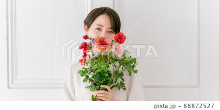 花を抱える女性 笑顔 花を抱える女性 笑顔 88872527