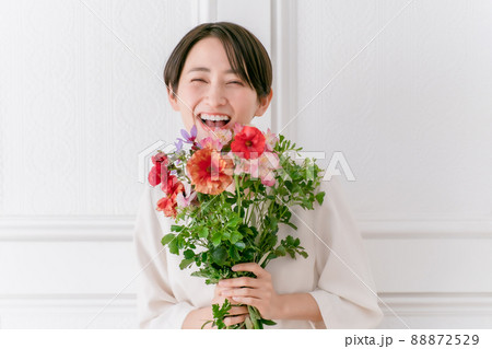 花を抱える女性 笑顔 花を抱える女性 笑顔 88872529