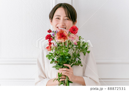 花を抱える女性 笑顔 花を抱える女性 笑顔 88872531