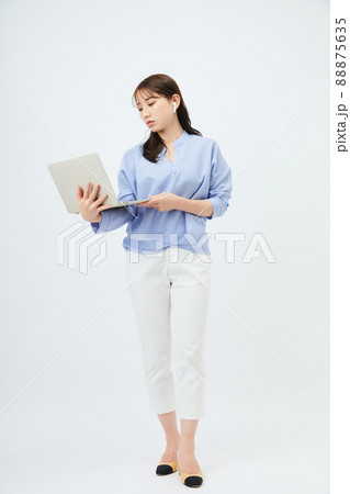 ビジネスカジュアルの若い女性　ファッション 88875635