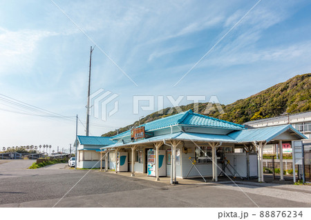 浜金谷駅 駅舎 青空 浜金谷駅 駅舎 青空 88876234