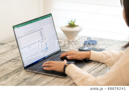 総務　経理　事務職　営業事務　一般事務　事務スタッフ　表計算　グラフ 88876241