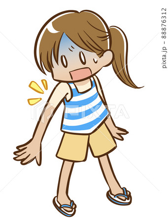 Tシャツ焼けしてしまった若い女性（全身） 88876312