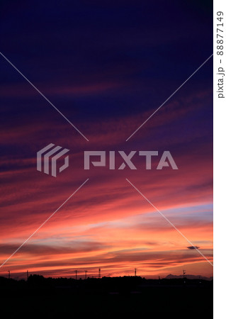 夕陽で赤く染まる空 88877149