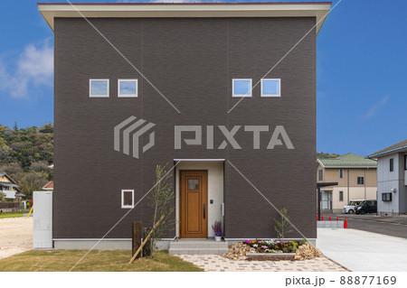 新築住宅の外観と青空 新築住宅の外観と青空 88877169