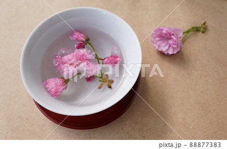 結婚式にかかせない縁起の良い桜茶 88877383