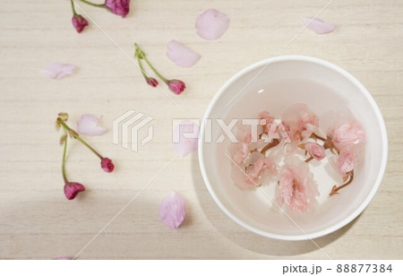 結婚式にかかせない縁起の良い桜茶 88877384