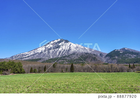 青空と春の磐梯山 福島県猪苗代町 青空と春の磐梯山 福島県猪苗代町 88877920