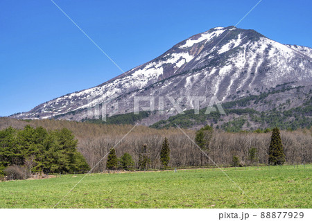 青空と春の磐梯山　福島県猪苗代町 88877929