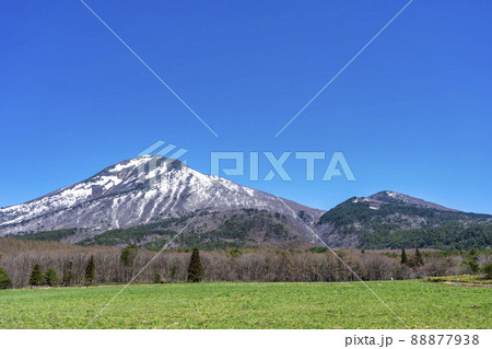 青空と春の磐梯山 福島県猪苗代町 青空と春の磐梯山 福島県猪苗代町 88877938