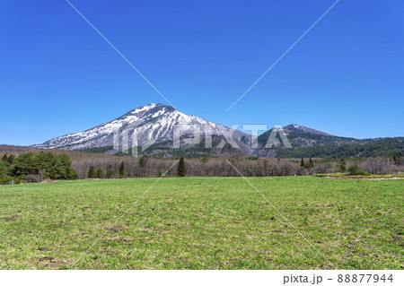 青空と春の磐梯山 福島県猪苗代町 青空と春の磐梯山 福島県猪苗代町 88877944