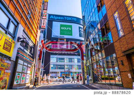日本の東京都市景観　歌舞伎町一番街前にアルペン最大の旗艦店「Alpen TOKYO」が誕生＝12日 88878620