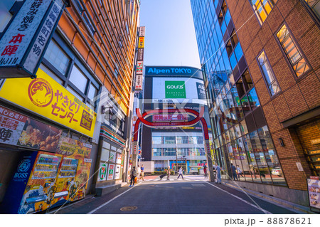 日本の東京都市景観 歌舞伎町一番街前にアルペン最大の旗艦店「Alpen TOKYO」が誕生=12日 日本の東京都市景観 歌舞伎町一番街前にアルペン最大の旗艦店「Alpen TOKYO」が誕生=12日 88878621