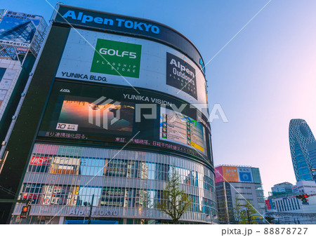 日本の東京都市景観 歌舞伎町一番街前にアルペン最大の旗艦店「Alpen TOKYO」が誕生=12日 日本の東京都市景観 歌舞伎町一番街前にアルペン最大の旗艦店「Alpen TOKYO」が誕生=12日 88878727