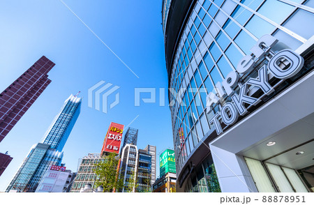 日本の東京都市景観 歌舞伎町一番街前にAlpen TOKYO。左奥は東急歌舞伎町タワー=12日 日本の東京都市景観 歌舞伎町一番街前にAlpen TOKYO。左奥は東急歌舞伎町タワー=12日 88878951