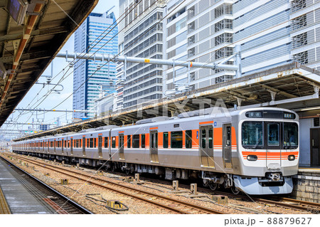 名古屋駅に停車中のJR東海315系電車 88879627