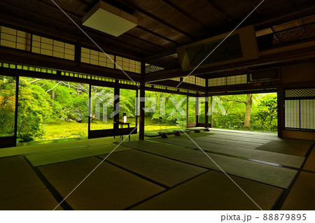 瑠璃光院　4月の瑠璃の庭を望む書院 88879895