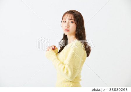黄色いニットを着た若い女性　ガーリーファッション　前髪　シースルーバング 88880263
