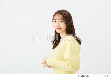黄色いニットを着た若い女性　ガーリーファッション　前髪　シースルーバング 88880264