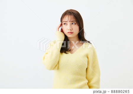 黄色いニットを着た若い女性　ガーリーファッション　前髪　シースルーバング 88880265