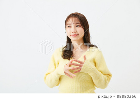 黄色いニットを着た若い女性 ガーリーファッション 前髪 シースルーバング 黄色いニットを着た若い女性 ガーリーファッション 前髪 シースルーバング 88880266