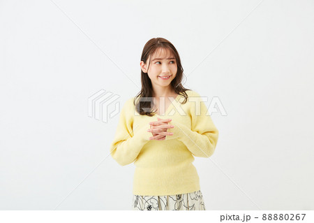 黄色いニットを着た若い女性　ガーリーファッション　前髪　シースルーバング 88880267