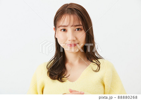黄色いニットを着た若い女性 ガーリーファッション 前髪 シースルーバング 黄色いニットを着た若い女性 ガーリーファッション 前髪 シースルーバング 88880268