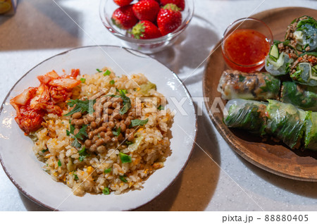 納豆チャーハンと、ひき肉と春雨の生春巻き 88880405
