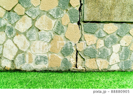 Wall rupture, causing damage, The house wall is cracked below. 88880905