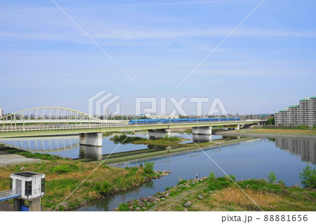 4月　狛江174小田急線ロマンスカー60000形MSE車と多摩川橋梁 88881656