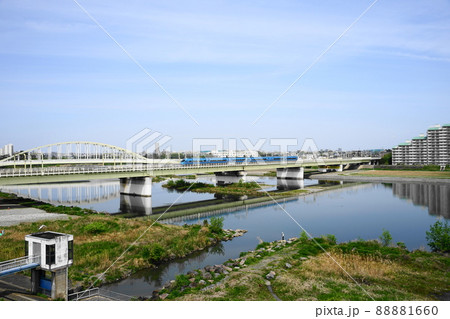 4月　狛江178小田急線ロマンスカー60000形MSE車と多摩川橋梁 88881660