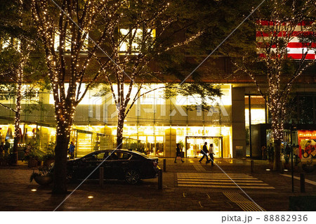 東京のクリスマスイルミネーション、12月の丸の内日比谷のライトアップ 88882936