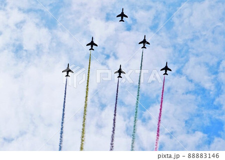 夏の青空と飛行機とカラースモーク 88883146