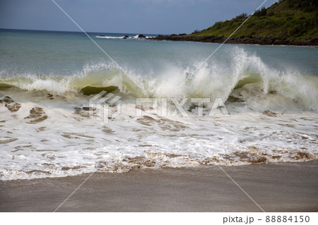 砂浜に押し寄せる波 88884150