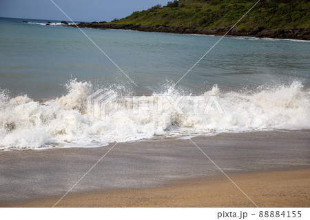 砂浜に押し寄せる波 砂浜に押し寄せる波 88884155