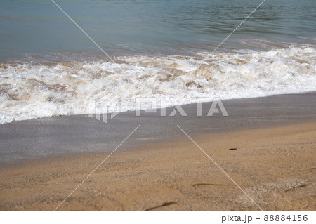 砂浜に押し寄せる波 砂浜に押し寄せる波 88884156