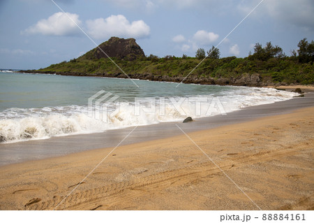 砂浜に押し寄せる波と海の景色 砂浜に押し寄せる波と海の景色 88884161