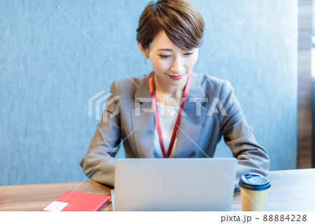 オフィスでパソコンを使う女性　撮影協力：WEEK芝大門（サンフロンティア不動産） 88884228