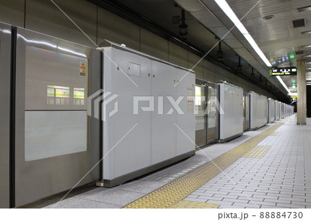 長堀鶴見緑地線今福鶴見駅の転落防止柵 88884730