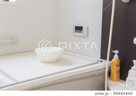 フタのしまったお風呂 88884806