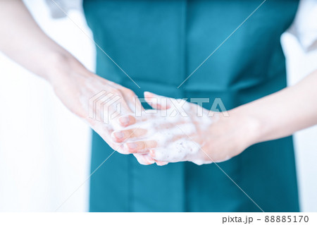 手洗いするエプロンをした女性【パーツカット】 手洗いするエプロンをした女性【パーツカット】 88885170
