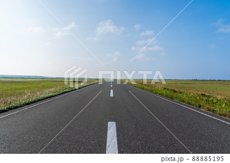 果てしなく続くまっすぐな道 北海道猿払村 エヌサカ線の写真素材 5195