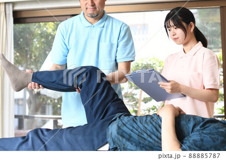 整体の研修を受ける女性と男性の整体師 88885787