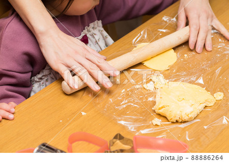 お菓子作りをする母娘 お菓子作りをする母娘 88886264