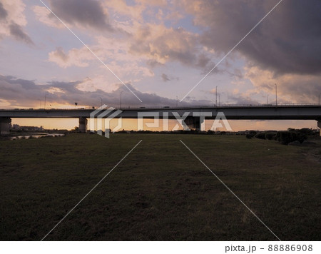 多摩川に掛かる橋の風景。日没間近の風景。夕焼け。 88886908