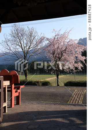 長陽駅の出口 88887418