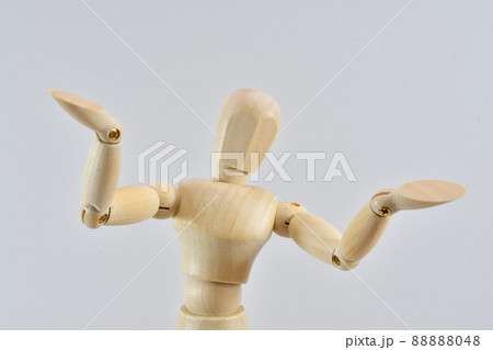 呆れた表現をしているデッサン人形 88888048