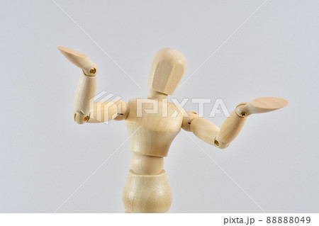 呆れた表現をしているデッサン人形 88888049