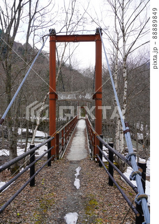 奥飛騨温泉郷の平湯の雪の残る大滝川に架かるかもしか橋 奥飛騨温泉郷の平湯の雪の残る大滝川に架かるかもしか橋 88889849
