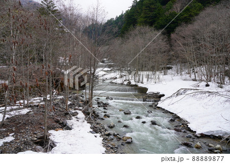 奥飛騨温泉郷の平湯の春の雪代の流れる大滝川 奥飛騨温泉郷の平湯の春の雪代の流れる大滝川 88889877